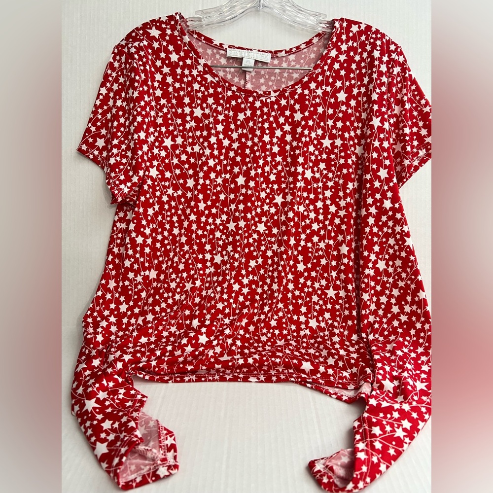 Juniper & Lime Red Star Print Petite Sharkbite Women's Top